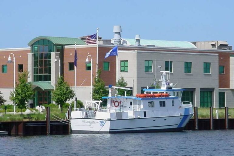 Un barco de investigación atracó frente al edificio principal.