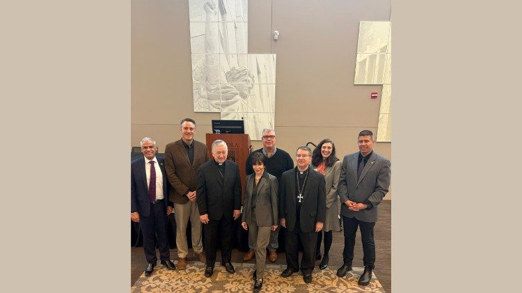 Cardenal Blase Cupich Arzobispo de Chicago con los oradores en la reunión