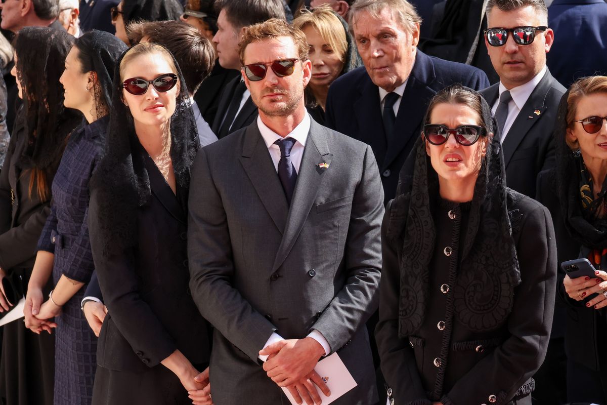 Beatrice Borromeo, Pierre Casiraghi y Charlotte Casiraghi asisten al Santo Sacrificio del Papa León XIV en el Estadio Luis II durante la visita del Papa León XIV a Mónaco el 28 de marzo de 2026 en Mónaco
