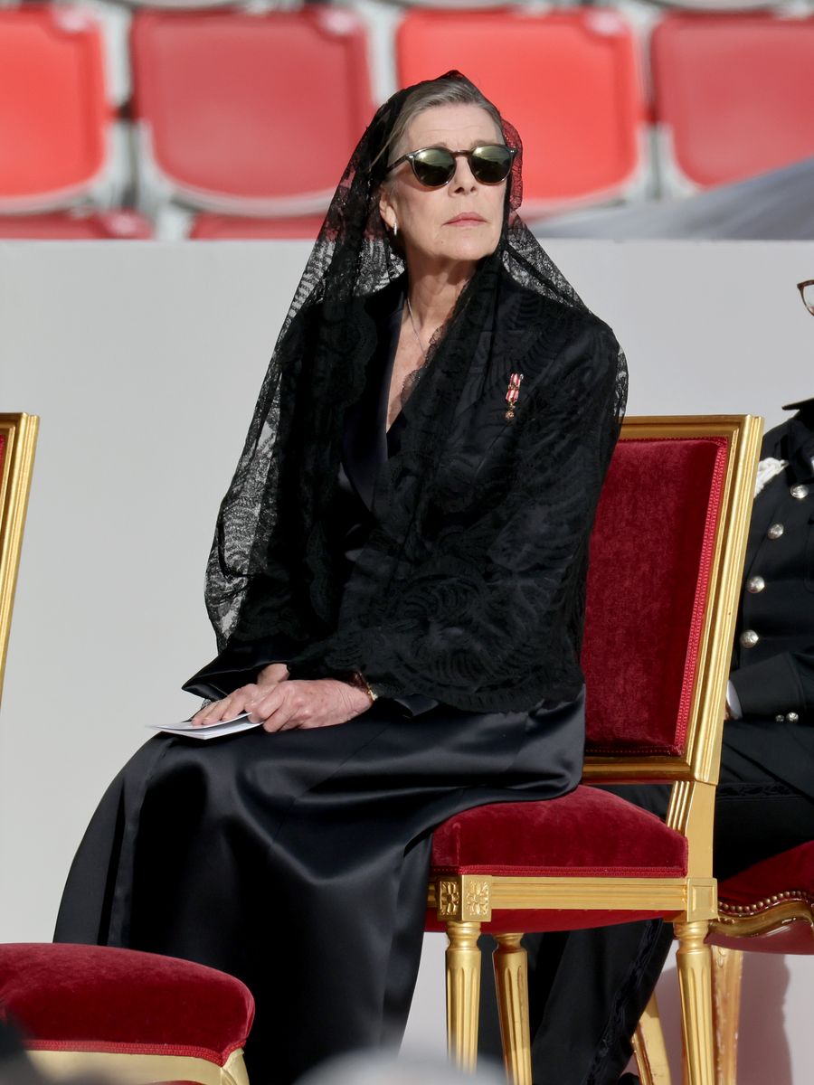 El equipo de la princesa Carolina causó una profunda impresión. Llevaba un vestido negro cosido por Giorgio Armani combinado con guantes negros y tacones clásicos de Christian Louboutin. 
