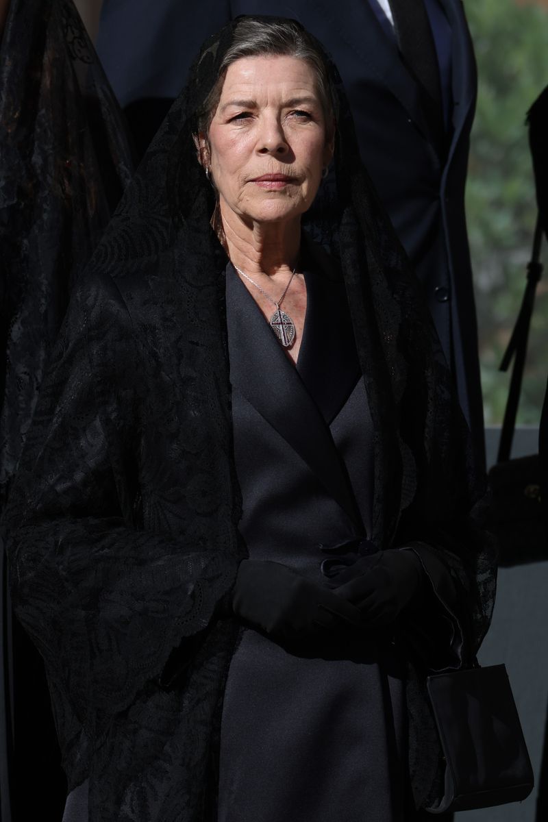 En el centro de la narración visual están la princesa Carolina de Hannover y su hija Charlotte Casiraghi, quienes siguen el protocolo de la Santa Sede. 
