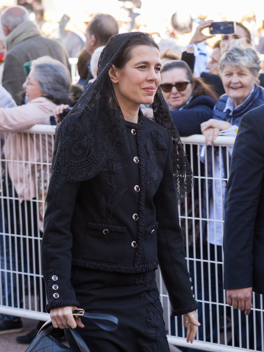 Charlotte ha optado por una falda de dos piezas meticulosamente elaborada de la colección Chanel Métiers d'Art 2026. 