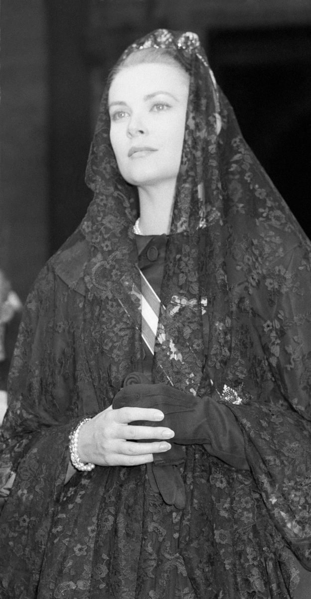 Sin embargo, lo más aterrador es su elección de mantilla. Era un collar negro que se cree pertenecía a la madre de Grace Kelly. La herencia afirma un poderoso sentido de continuidad y memoria.