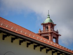 Vista del campanario del campus.