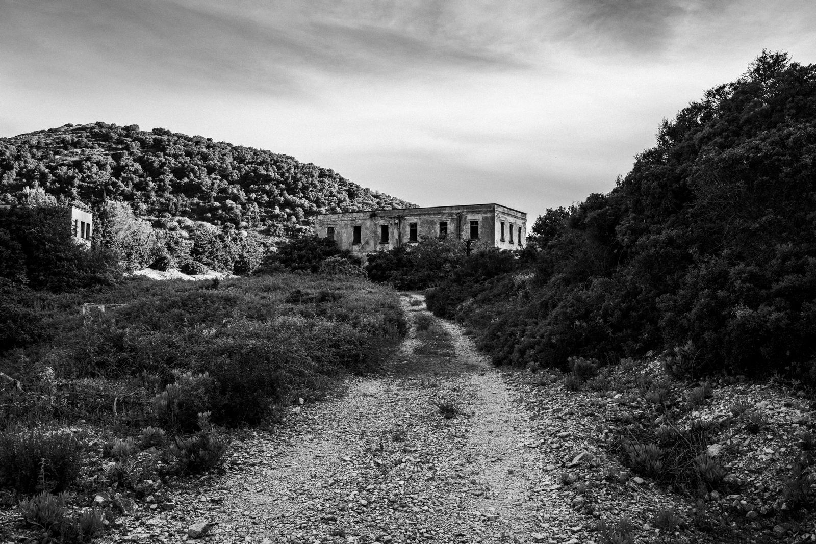 La imagen puede contener grava Camino Arquitectura Edificio Camino Suelo Aire libre Campo Naturaleza y suelo